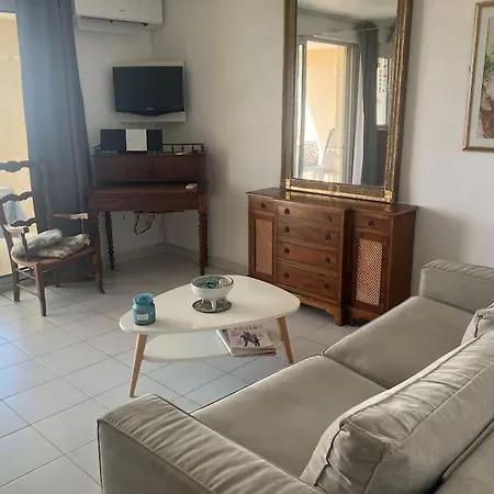 - Climatise Pour 4 Personnes Piscine Collective Apartment Vias