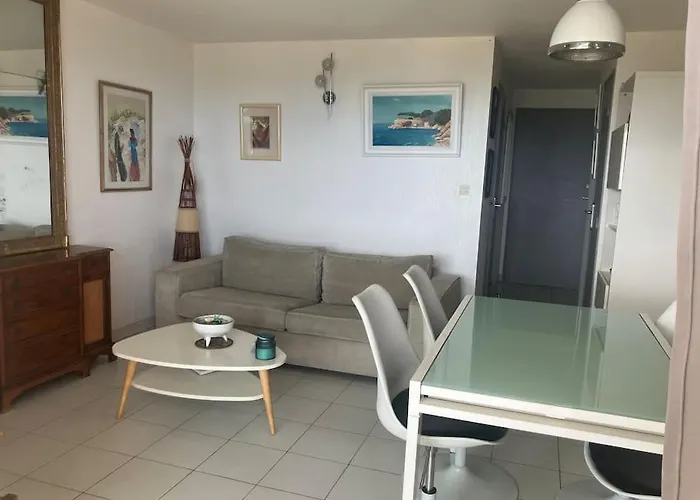V0823 - - Climatise Pour 4 Personnes Piscine Collective Vias